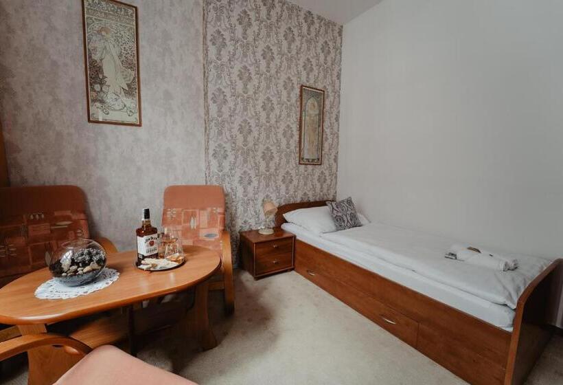 غرفة قياسية ثلاثية, U Lípy