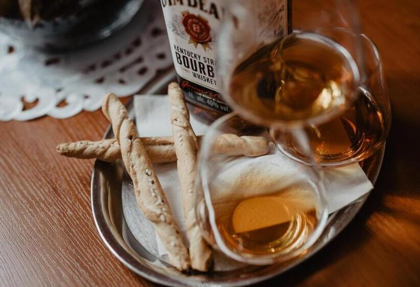 غرفة قياسية ثلاثية, U Lípy