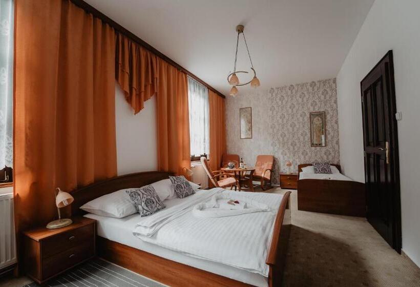 غرفة قياسية ثلاثية, U Lípy