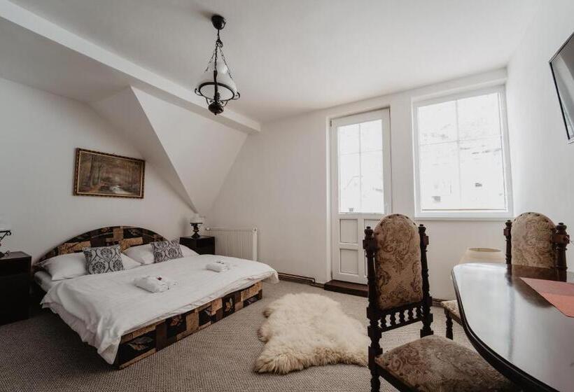 غرفة قياسية حمام مشترك, U Lípy