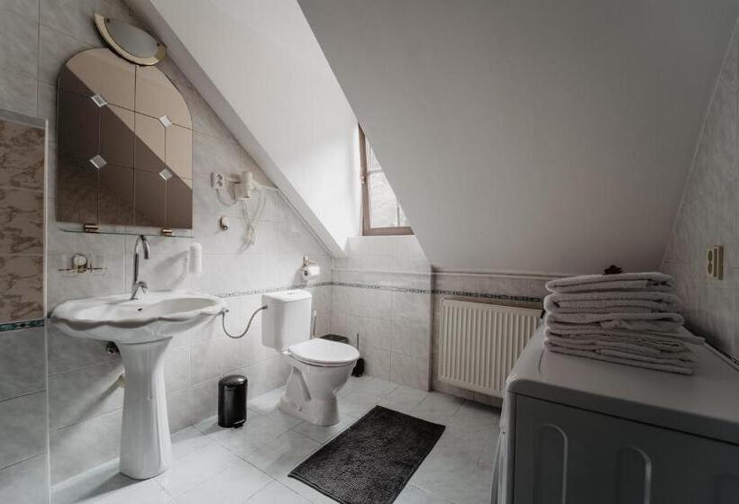 غرفة قياسية حمام مشترك, U Lípy