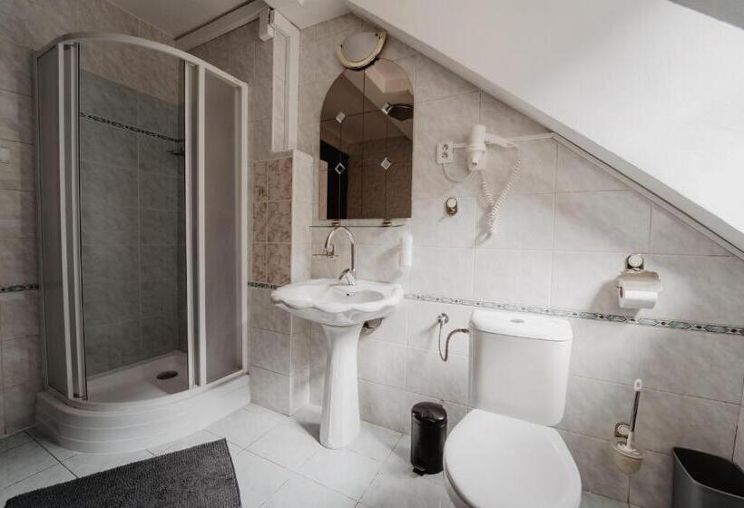 غرفة قياسية حمام مشترك, U Lípy