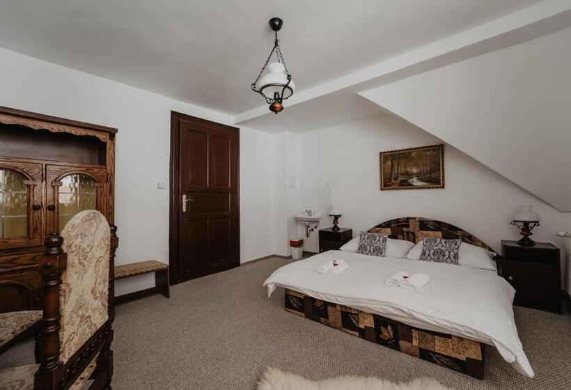 غرفة قياسية حمام مشترك, U Lípy