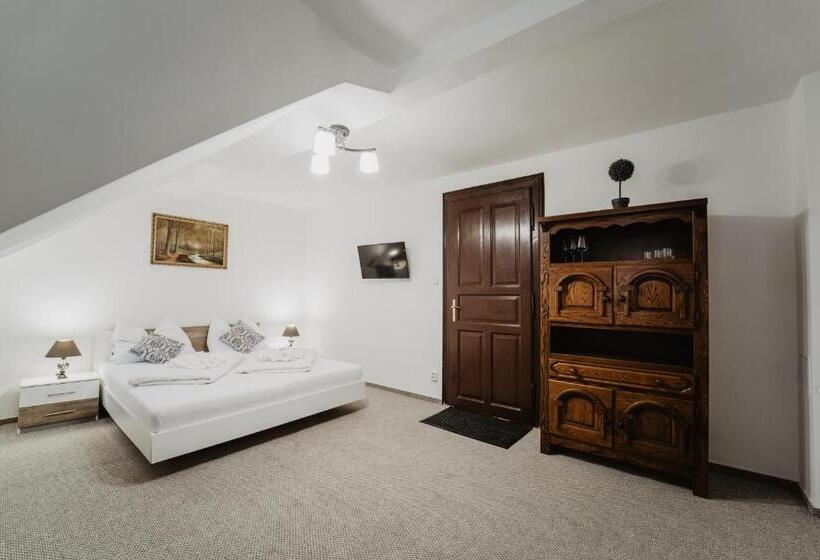 غرفة رباعية اقتصادية مع حمام مشترك, U Lípy