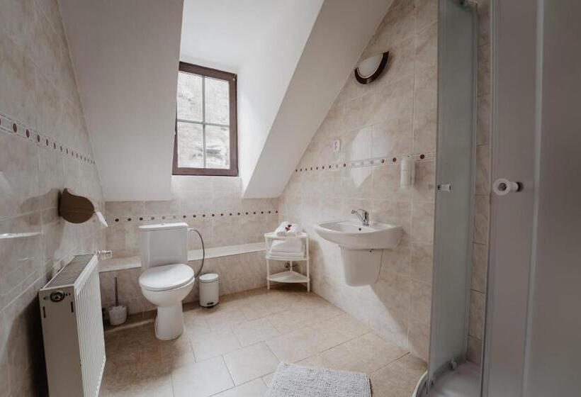 غرفة رباعية اقتصادية مع حمام مشترك, U Lípy