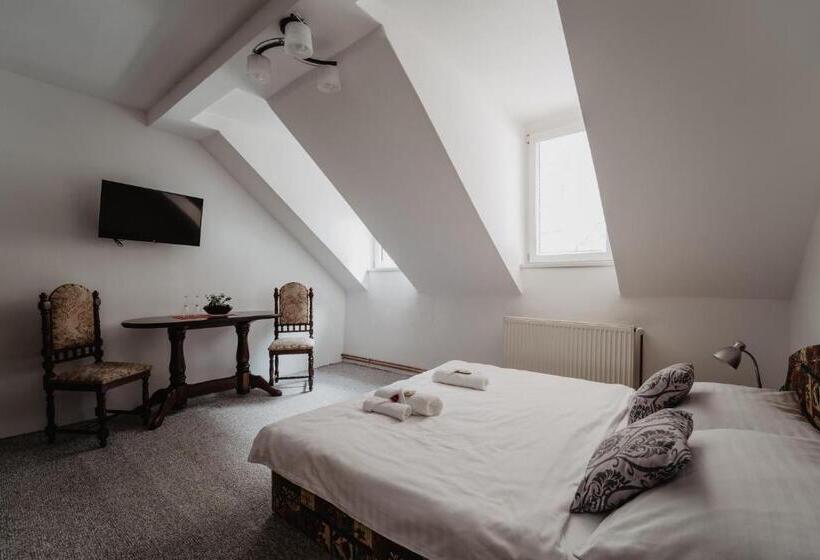 غرفة قياسية حمام مشترك, U Lípy