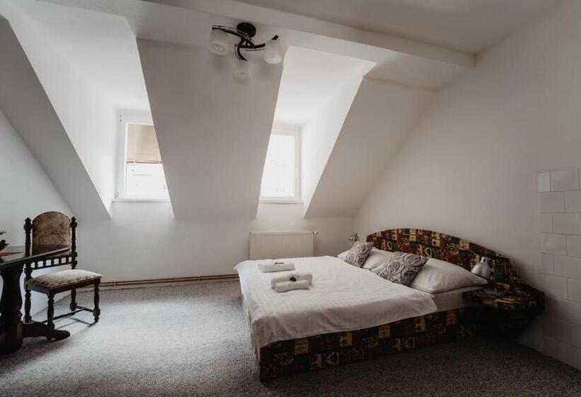 غرفة قياسية حمام مشترك, U Lípy