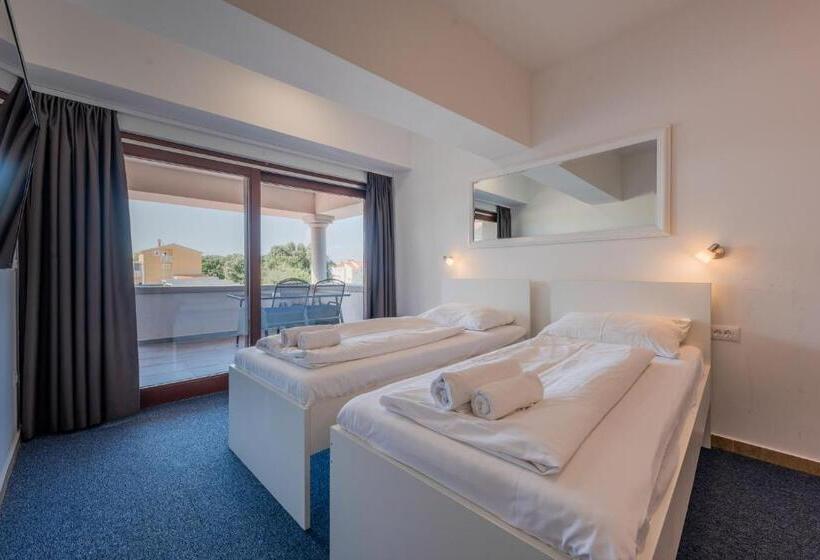 Номер Комфорт Вид на Бассейн, Aparthotel Plat