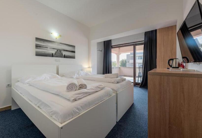 Номер Комфорт Вид на Бассейн, Aparthotel Plat