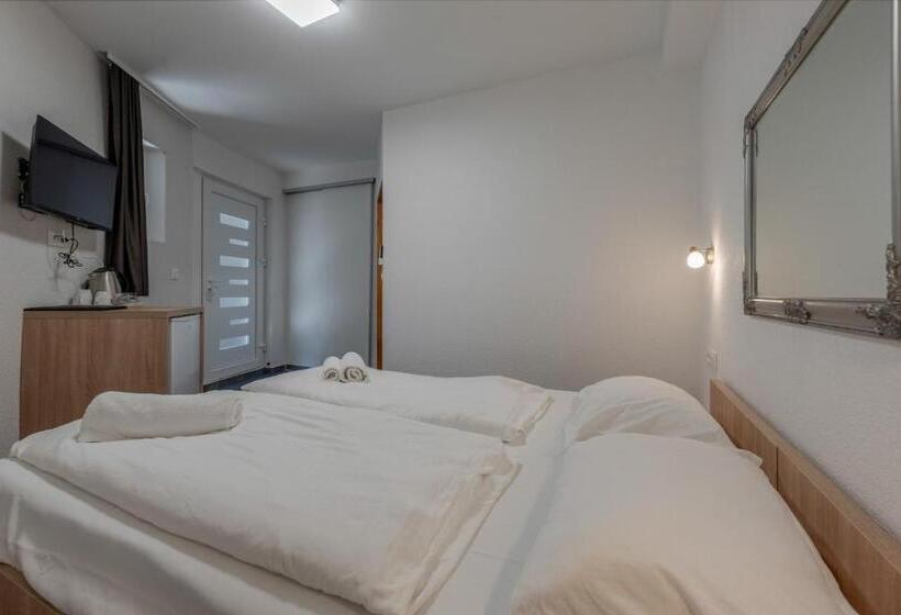 Номер Стандарт Вид на Бассейн, Aparthotel Plat