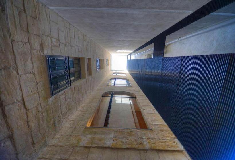 اتاق لوکس, Ursulino Valletta
