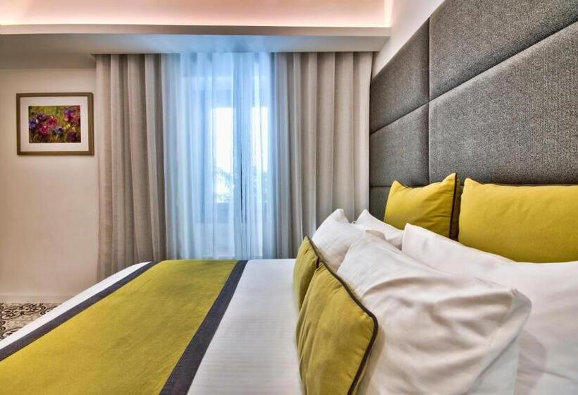 اتاق لوکس, Ursulino Valletta