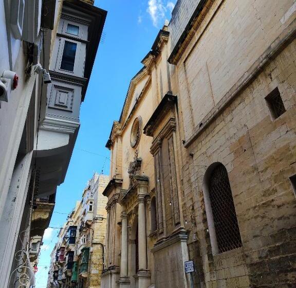 高级大房间, Ursulino Valletta