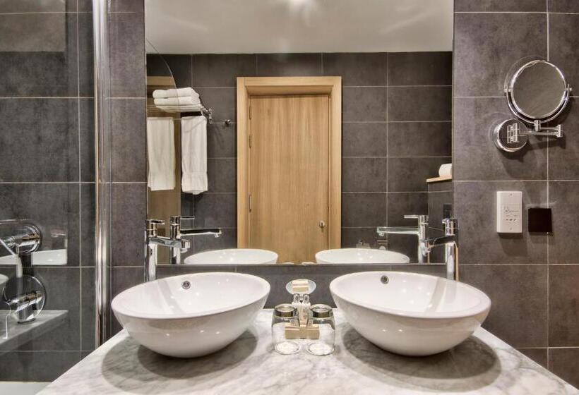 اتاق سوپریور, Ursulino Valletta