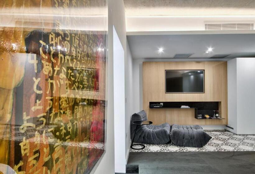 اتاق سوپریور, Ursulino Valletta