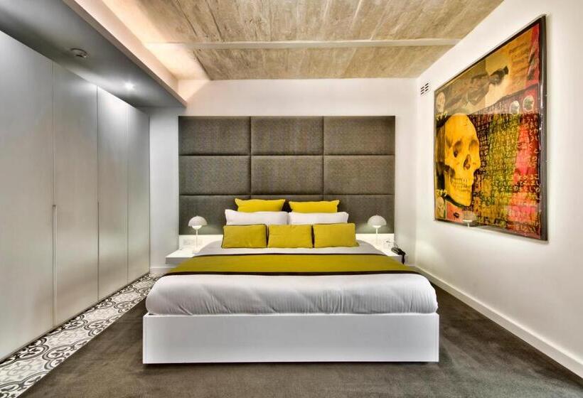 اتاق سوپریور, Ursulino Valletta