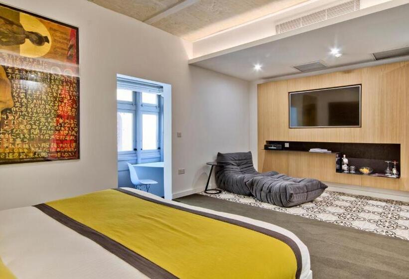 اتاق سوپریور, Ursulino Valletta