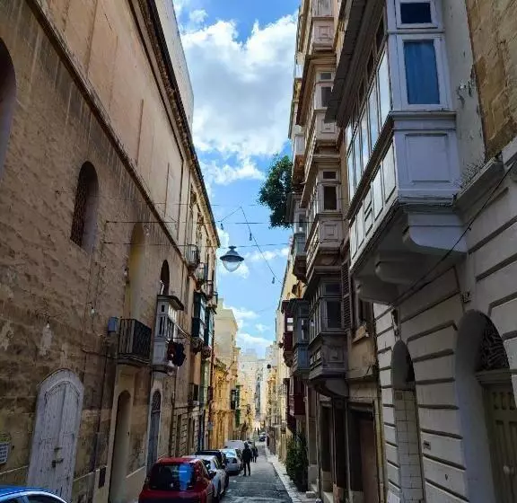 سوییت دوبلکس, Ursulino Valletta