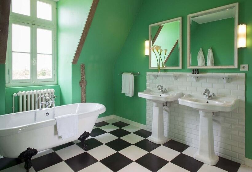 جناح كومفورت, Château Des Tesnières