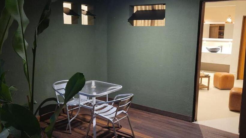 חדר סטנדרט לשלושה, Hiu