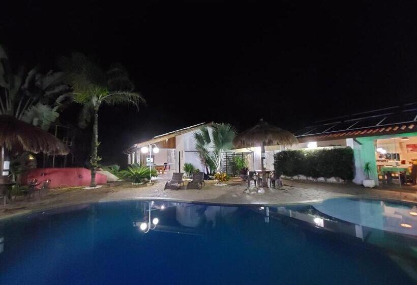 스탠다드 트리플 룸 풀장 전망, Pousada Pompeia