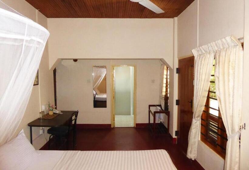 이코노미 룸, Riviera Resort