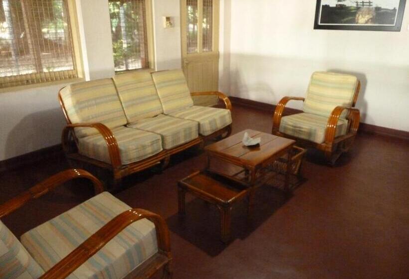 이코노미 룸, Riviera Resort