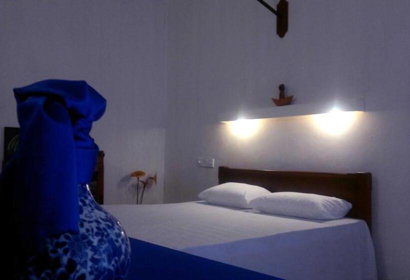 이코노미 룸, Peacock Wings Guest