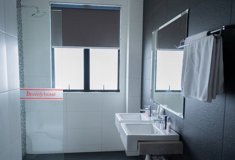 חדר משפחתי, Beverly