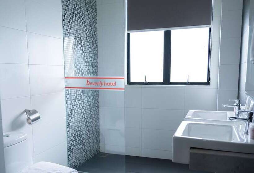 חדר משפחתי, Beverly