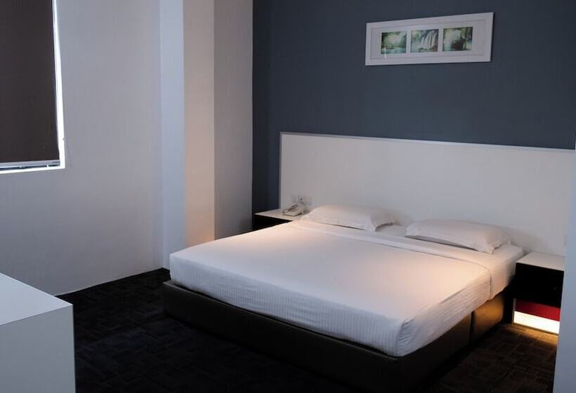 חדר משפחתי, Beverly