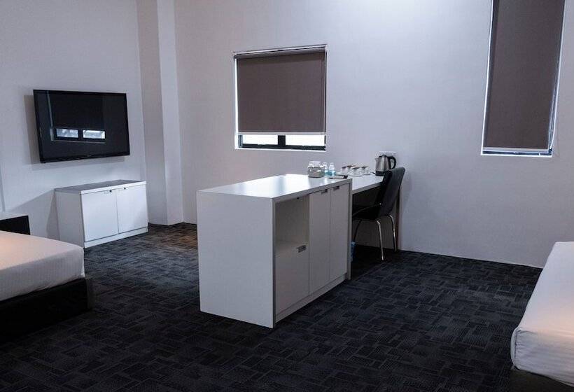 חדר משפחתי, Beverly