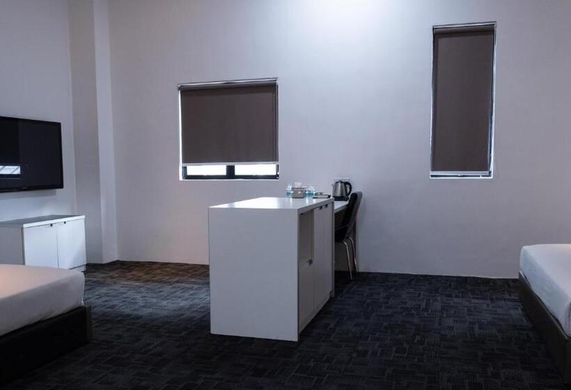 חדר משפחתי, Beverly