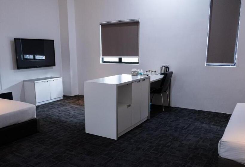 חדר משפחתי, Beverly