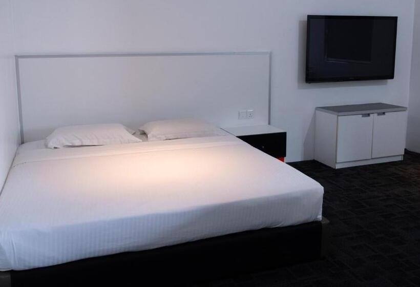 חדר משפחתי, Beverly