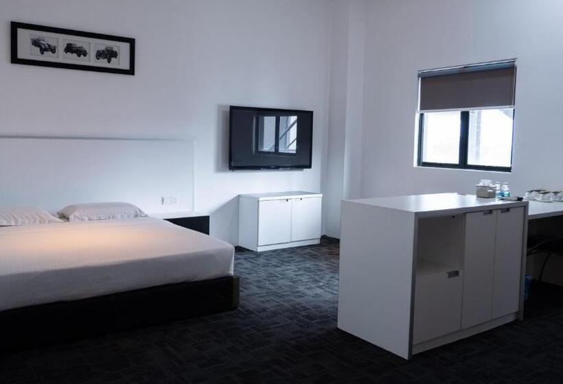 חדר משפחתי, Beverly