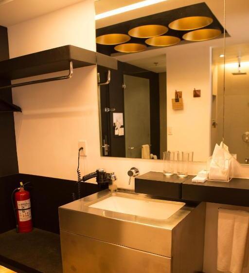 اتاق لوکس با تخت بزرگ, Canvas Boutique