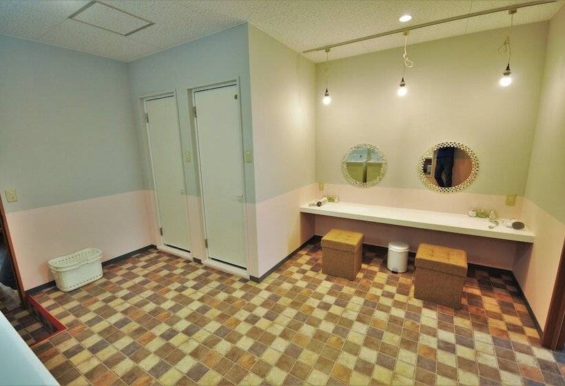 מיטה בחדר משותף, My Place