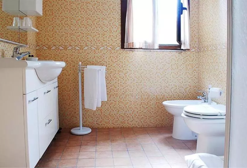 اتاق استاندارد سه نفره, Villa Rosita