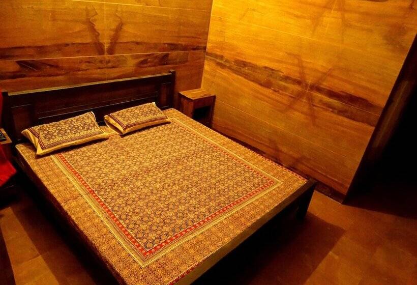 اتاق عادی, Arya Haveli