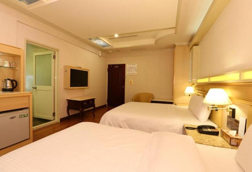 اتاق ساده سه‌ نفره, Kai Fu