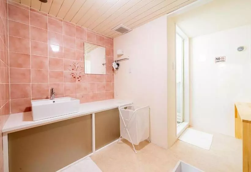 Llit en Habitació Compartida, Pagoda