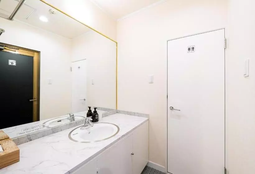 Llit en Habitació Compartida, Pagoda