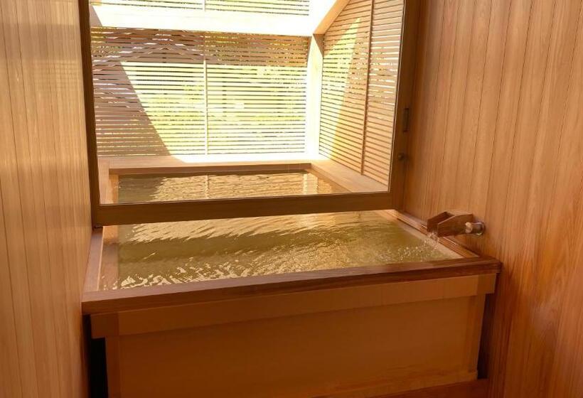 جناح جونيور مزوَّد بتراس, Yakakutei