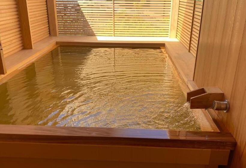 جناح جونيور مزوَّد بتراس, Yakakutei