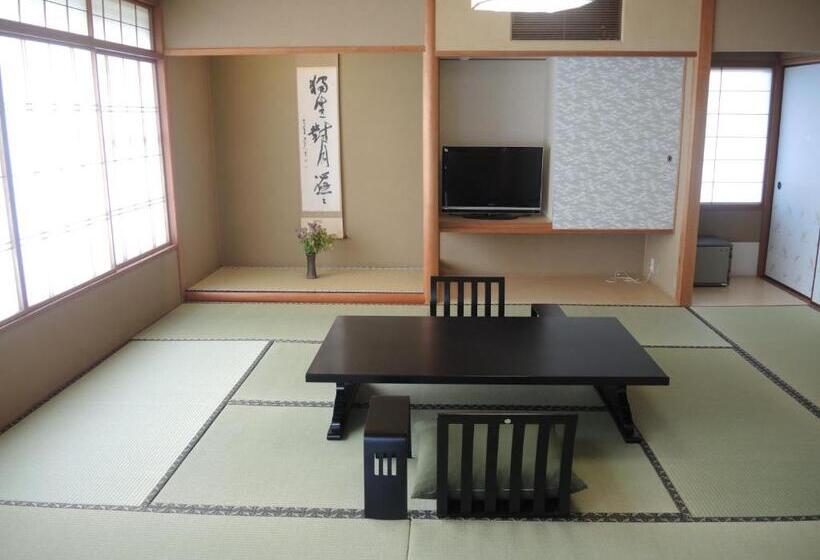 جناح جونيور مزوَّد بتراس, Yakakutei