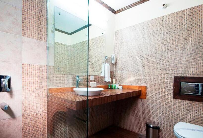 חדר משפחתי, Tuskar S Riverside Resort