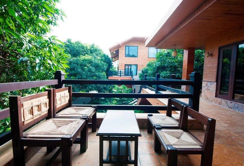 חדר משפחתי, Tuskar S Riverside Resort