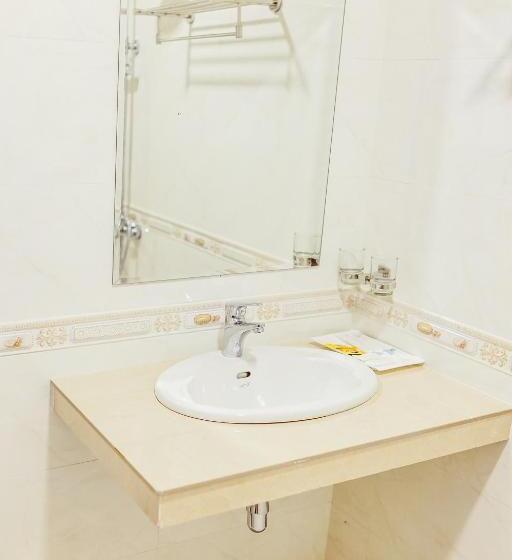 غرفة قياسية مزوَّدة بشُرفة, Douangpraseuth