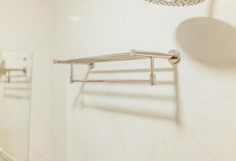 غرفة قياسية مزوَّدة بشُرفة, Douangpraseuth